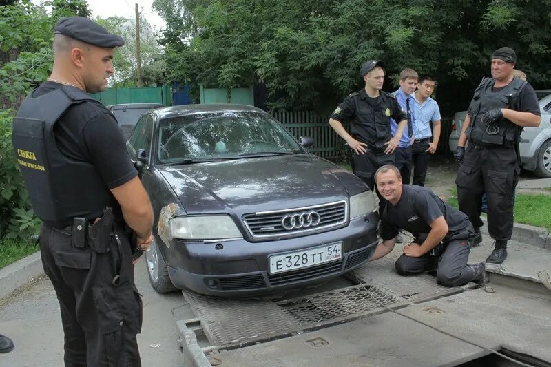 Наложен арест на машину можно ли. Арест автомобиля. Машина арестована. Машина судебных приставов. Арест автомобиля судебными приставами.