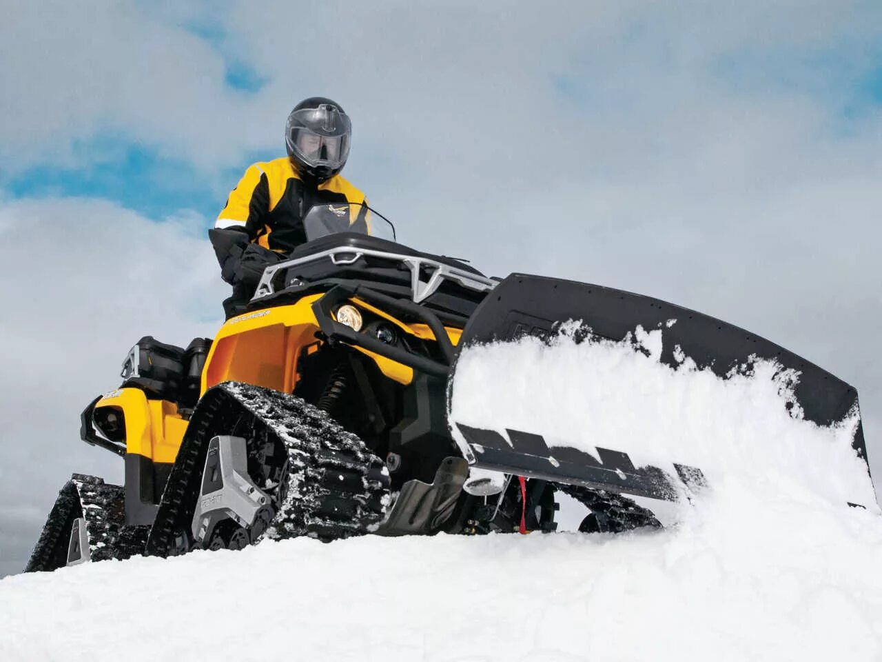Квадроцикл с отвалом для уборки снега. Квадроцикл ski-doo. квадроцикл брп на гусеницах. brp сноу. ротор снегоуборочный для квадроцикла брп.