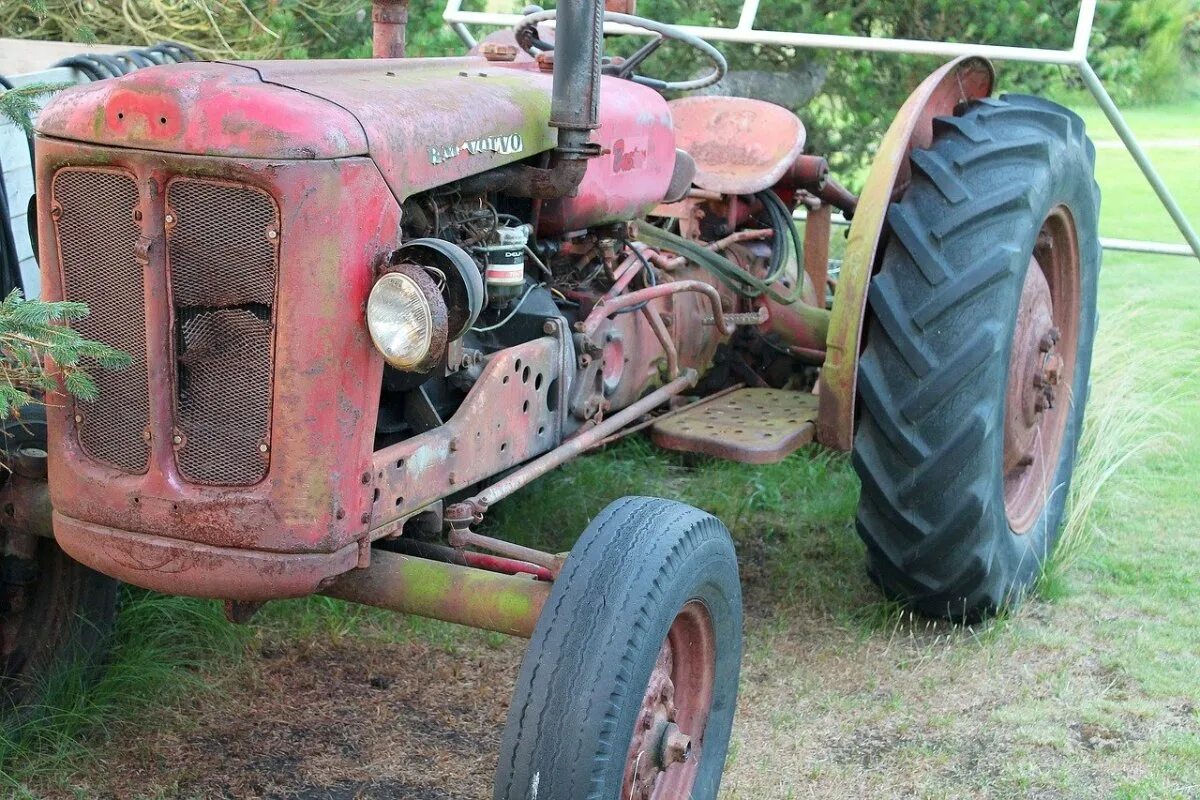 Купить старый трактор. Старый трактор. Раритетные трактора. Марки старых тракторов. Старые сельскохозяйственные тракторы.