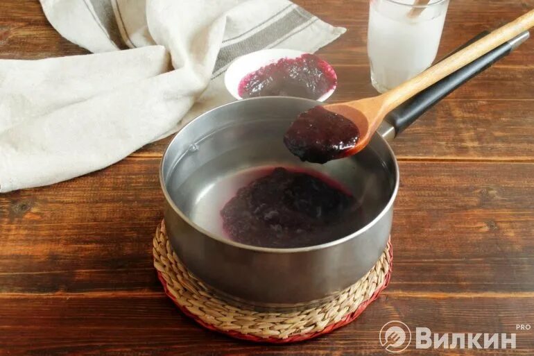 Как варить кисель из крахмала и варенья. Кисель с вареньем. варенье с крахмалом. кисель из варенья и крахмала. джем с крахмалом.