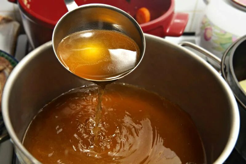 Как сделать мясной бульон прозрачным. Коричневый бульон. коричневый бульон для соуса. оттяжка для бульона. приготовление коричневого бульона.