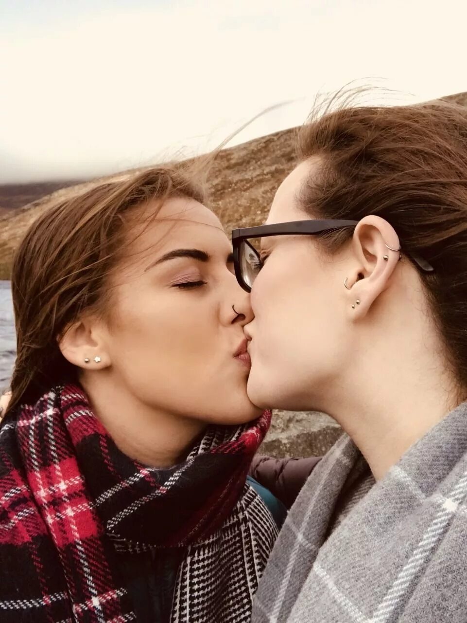 St lesbian. Любовь двух женщин. Любовь между девушками. Поцелуй девушек. Поцелуй подруг.