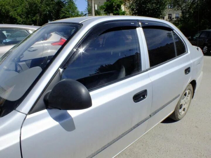 Hyundai accent 1995 ветровики. Ветровики хендай акцент 2008. Ветровики акцент 3. Оригинальные ветровики хендай акцент 2007. Хендай акцент 2008 год дефлекторы окон матовые.