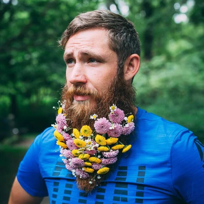 Цветная борода. Цветы в бороде. Борода с цветочками. Украшения для бороды. Борода украшает