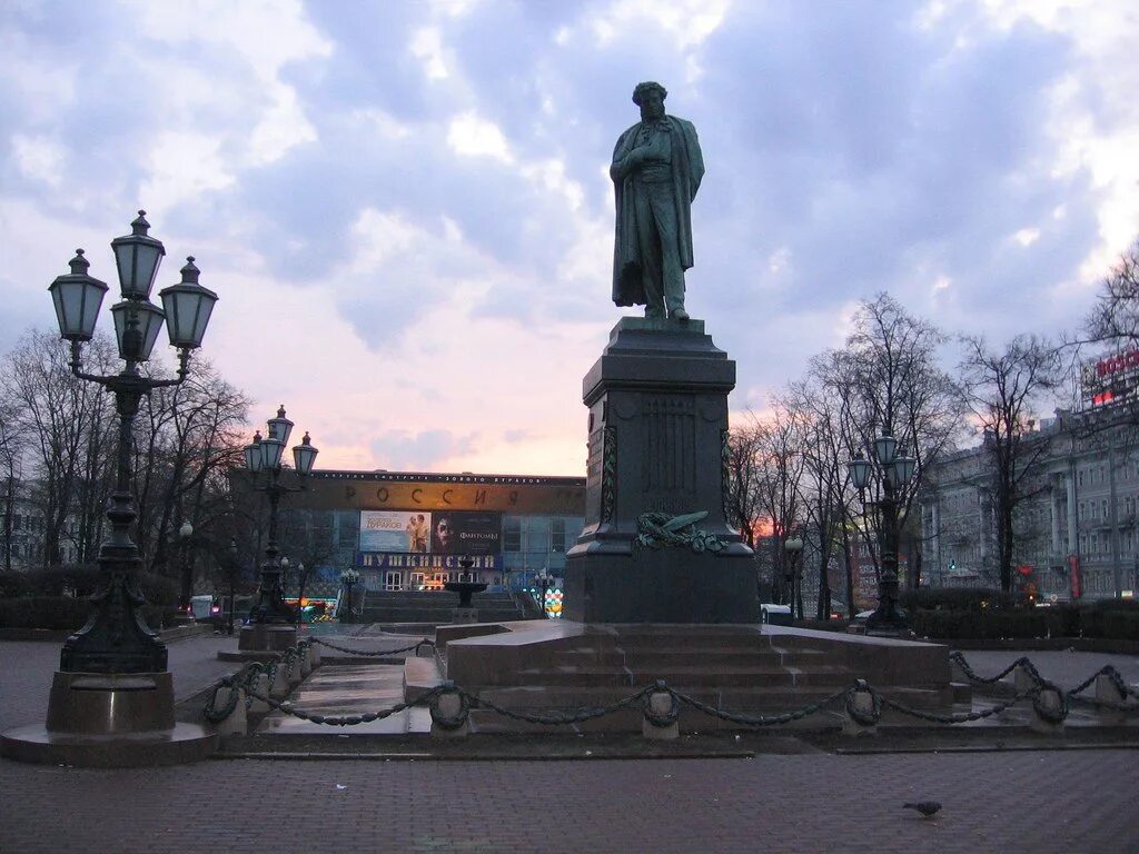 Памятник а с пушкину в москве. Памятник Пушкина в Москве на Пушкинской площади. Памятник а. с. Пушкину (Москва, Пушкинская площадь). Памятник Пушкину на Пушкинской площади. Памятник Пушкину в Москве на Тверском.