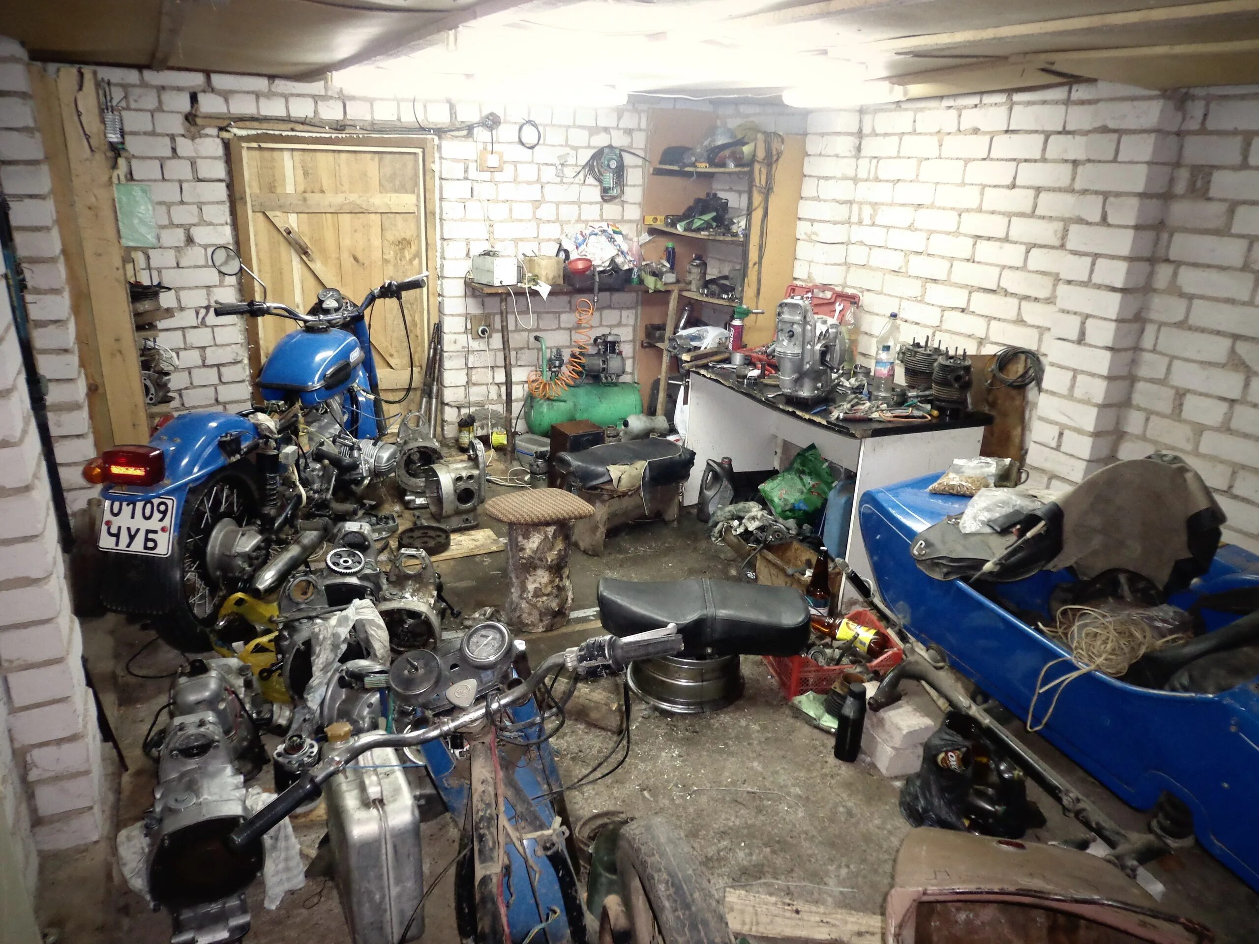 Разобранные мопеды. Мотоцикл Урал в гараже. Гараж для мопеда. Починкамотоцыкла в гараже. Разобранный мотоцикл в гараже.