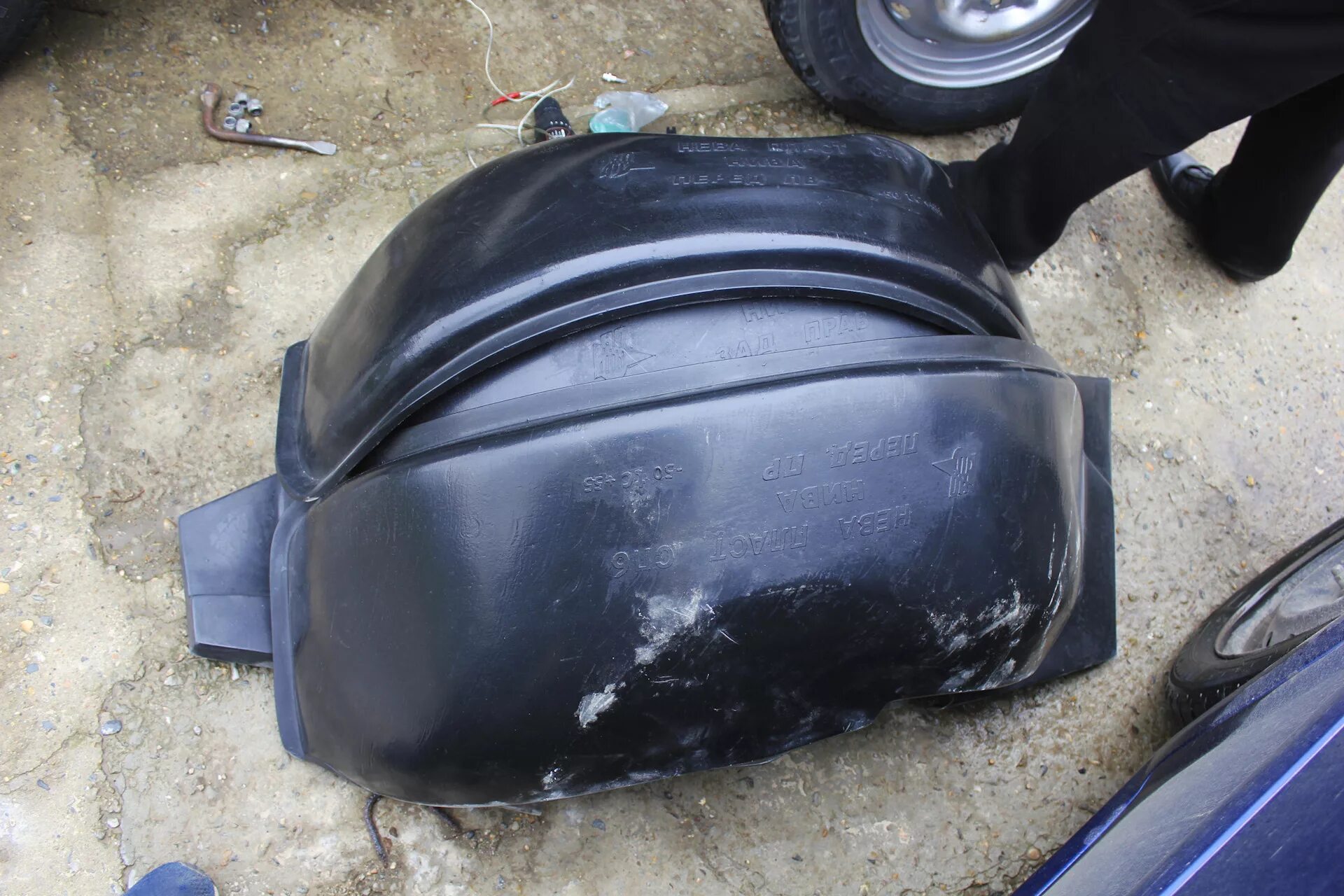 Подкрылки урбан. Подкрылки нива урбан. Локера на ниву 21214 без саморезов. Задние подкрылки на ниву 21214. Брызговики под лаптеры на ниву 2121.