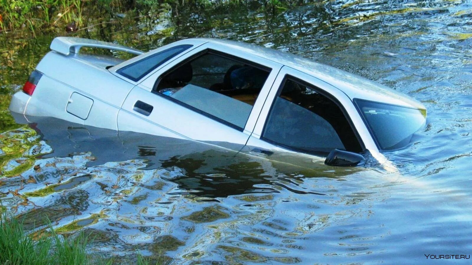 Машина тонет. Утопленная машина. Машина в воде.