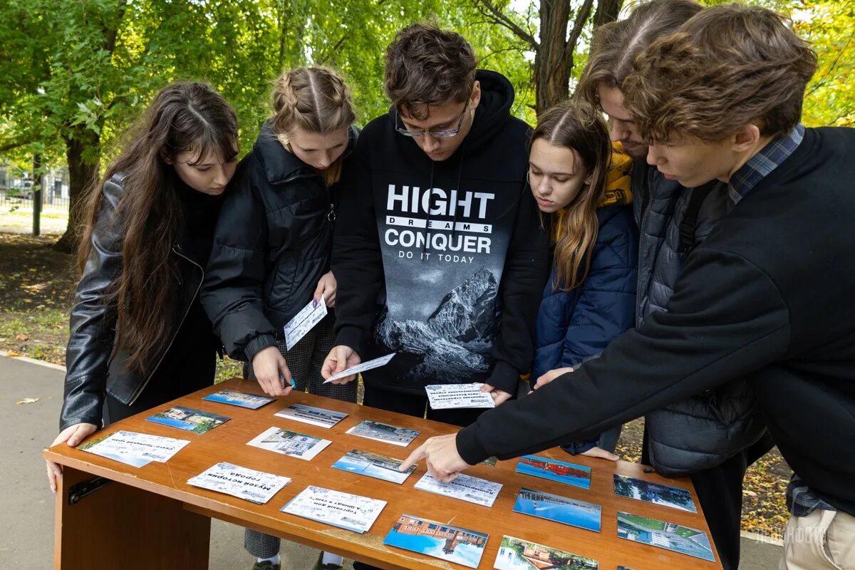 Принимали в студенты. Студенты в общежитии. Мероприятия в парках. Люди едят в макдональдсе. Принимали в студенты.
