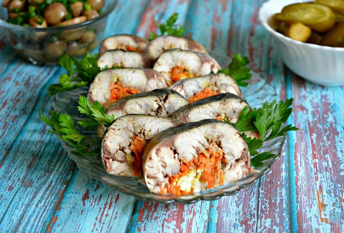 Скумбрия запеченная. Сочная скумбрия. Блюда из скумбрии свежемороженой. Блюда из скумбрии. Маринад для скумбрии в духовке.