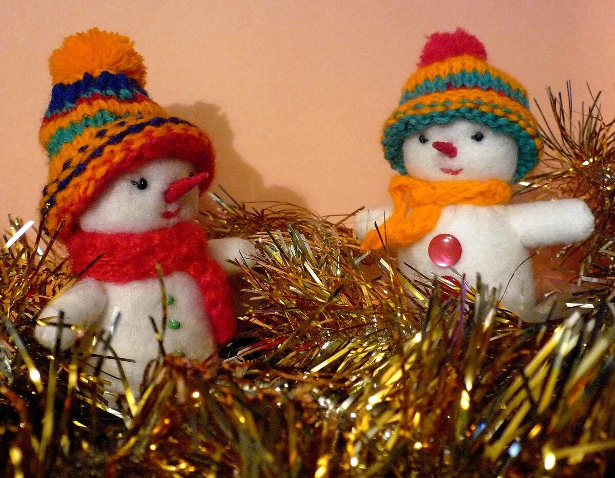 снеговики из носков. как сделать снеговика и елочку. мастер класс снеговик. елка из снеговиков. снеговик своими руками в детский сад.