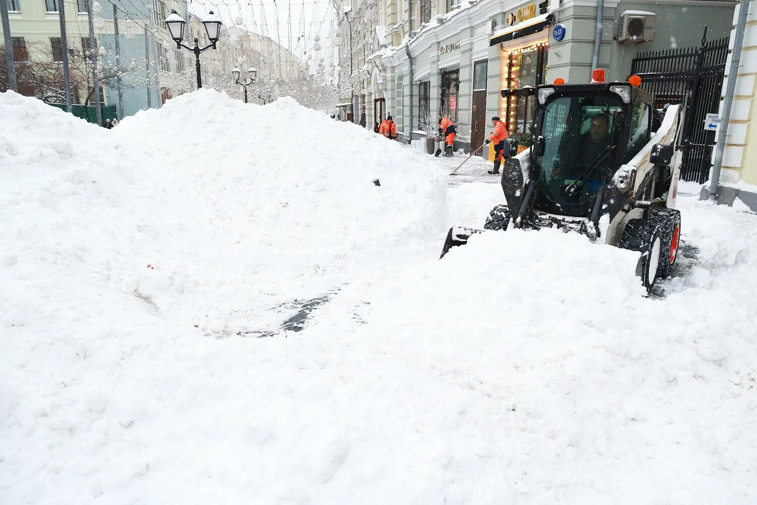 Сугробы в Москве. Уборка снега. Снегопад в Москве. Снег.