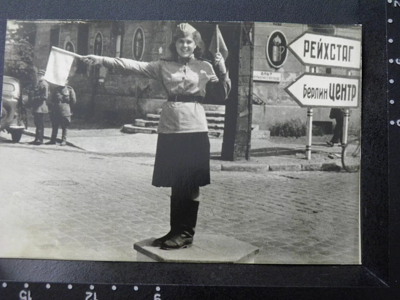 Регулировщица в Берлине 1945. Регулировщица Советская Берлин 1945.