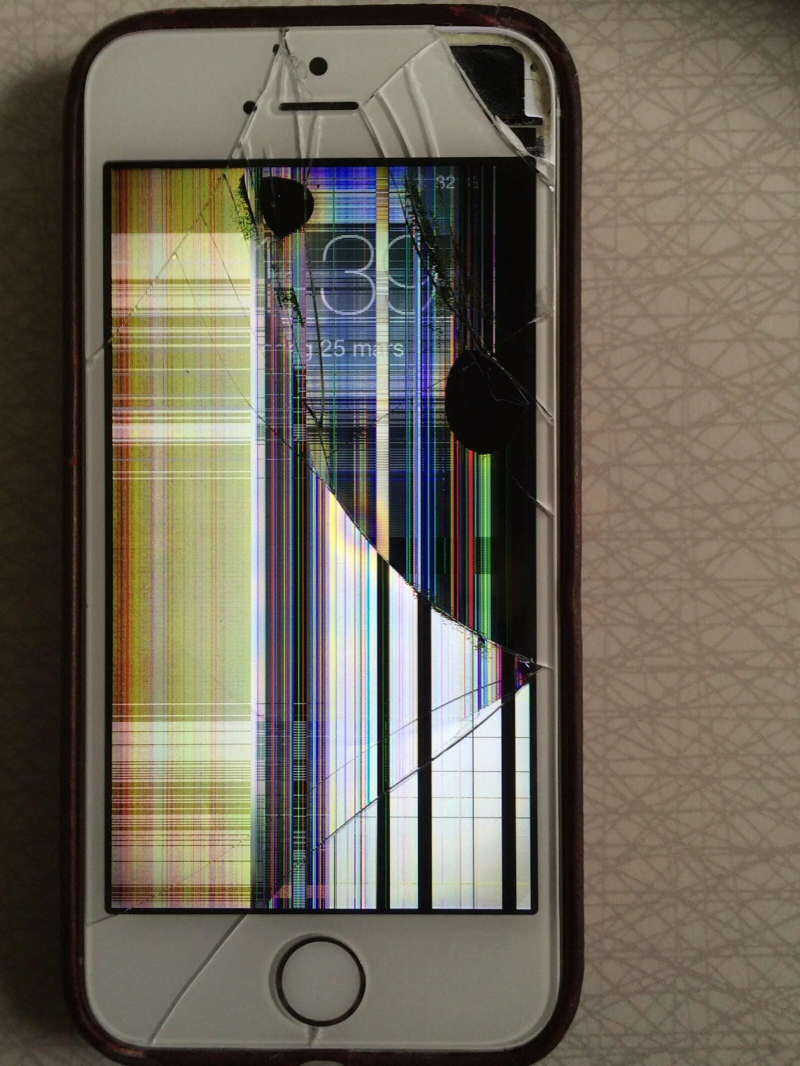 Что делать если сломался экран. Матрица айфон 11. разбитый дисплей iphone. сломанный экран телефона. сломаный икран телефона.