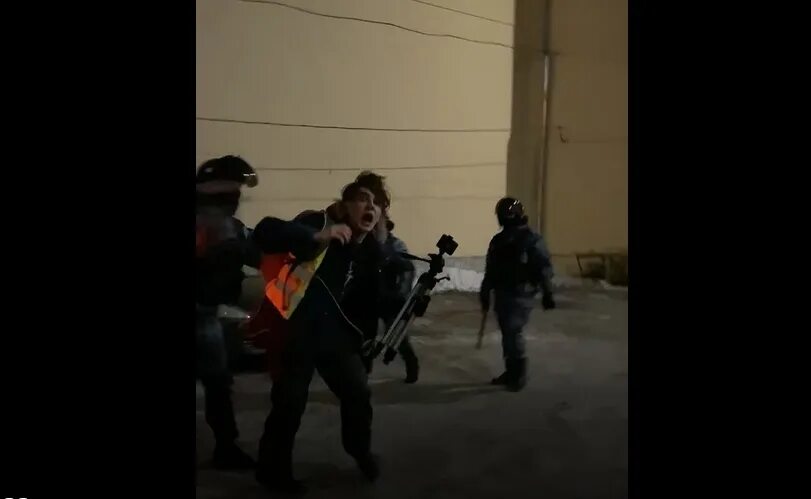 Скандальные журналисты 90-х. Националисты на украине избивают. Избиение протестующего. Нападения на журналистку милашину и адвоката немова в грозном. Омоновец кричит помогите.