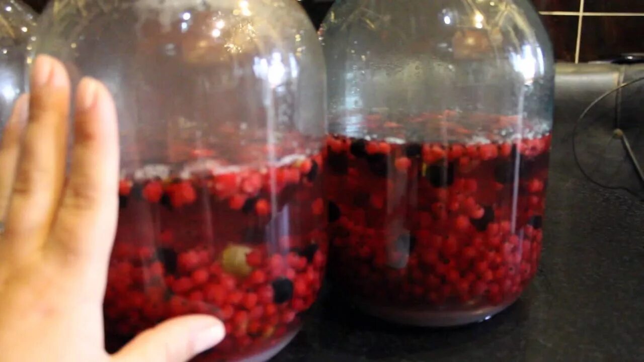 Компот из крыжовника и вишни. Компот из смородины и крыжовника. Компот ягодный микс. Компот из красной смородины и крыжовника. Компот из ягод крыжовника.