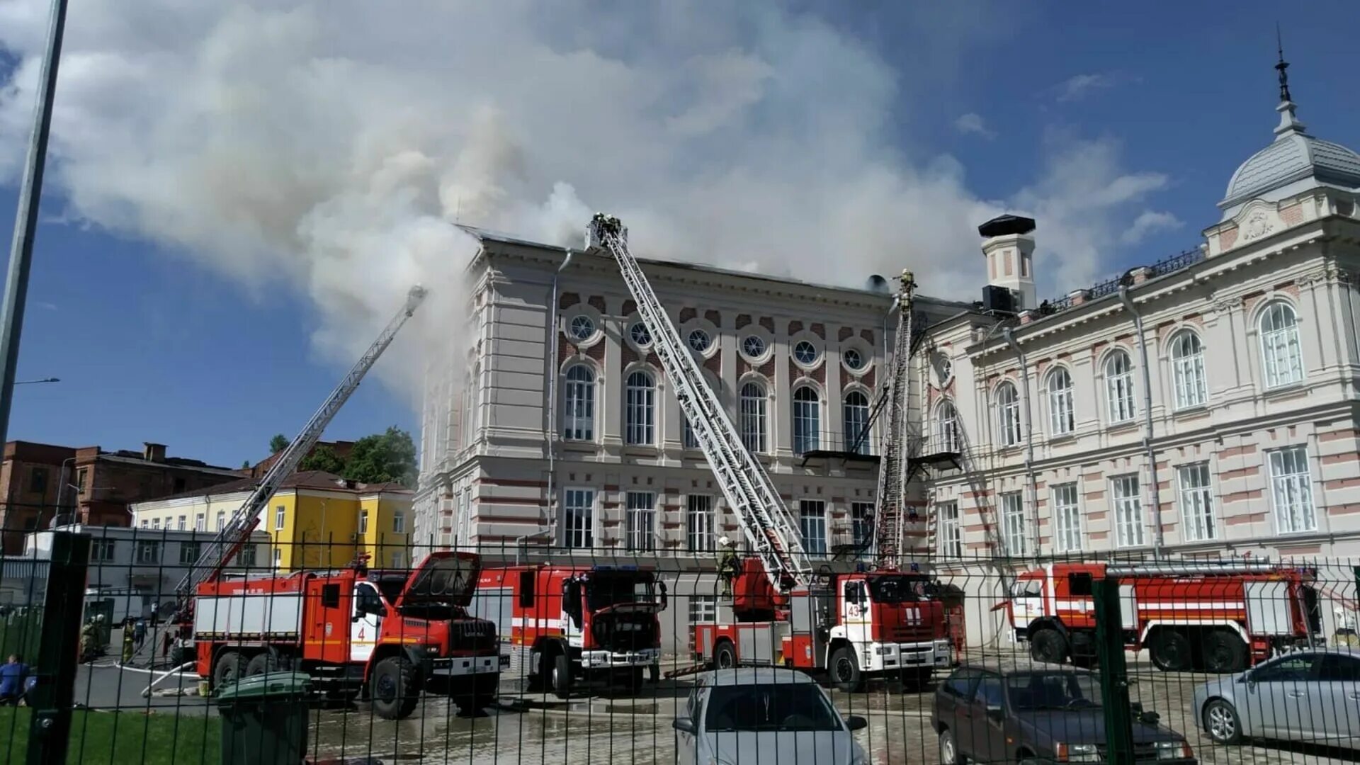 Алафузовский театр в Казани пожар. Театр Созвездие Казань. Пожар в театре Алафузова Казань. Горящее здание.