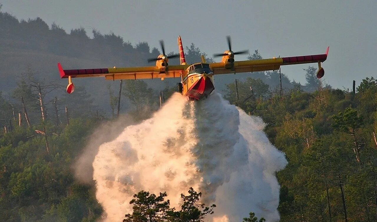 Тушение пожаров с помощью вертолетов впр. Canadair пожарный самолет. Canadair CL-215. Canadair CL-415. Авиалесоохрана вертолет.