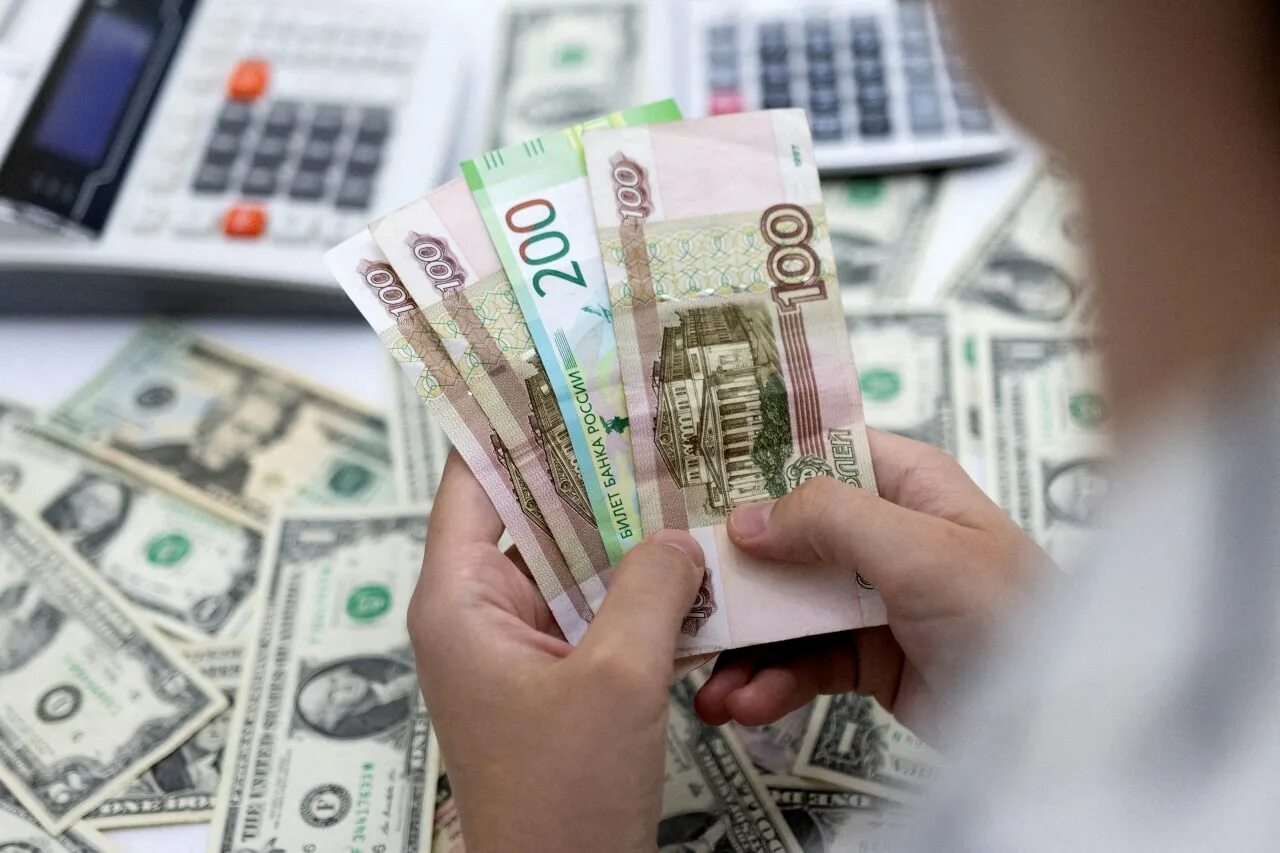 Доллары в рубли. Доллар и евро. Валюта рубль. Банки валюта. 375 долларов в рублях