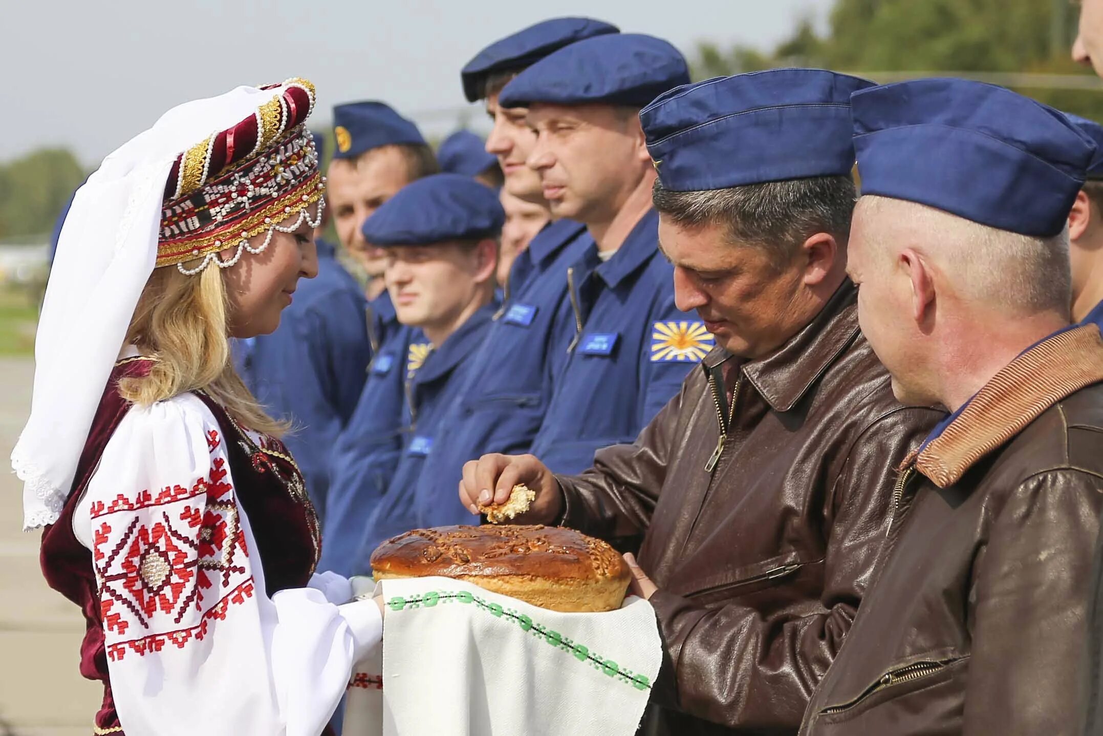 Встречать хлебом солью фразеологизм. Встреча с хлебом и солью. Хлеб соль встреча гостей. Каравай хлеб соль. Встречают с караваем.