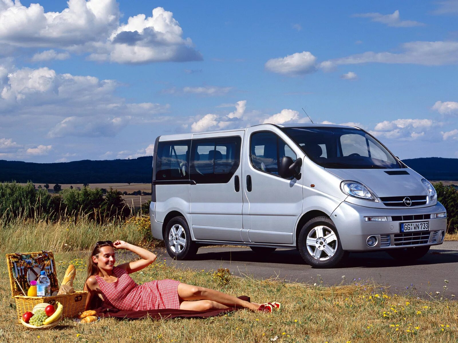 Перевозка людей на микроавтобусе. Opel Vivaro. Opel Vivaro 2002. Опель Виваро пассажирский. Опель Виваро 1 поколения.