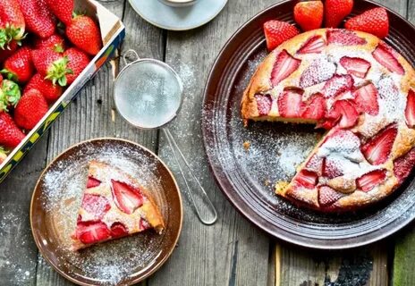 Шарлотка из клубники в духовке простой