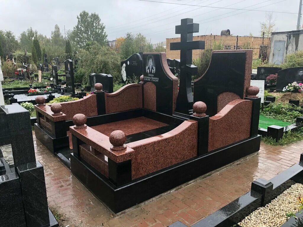 Памятник "пламя" на кладбище Москвы и области, фото Postament.ru Дзен