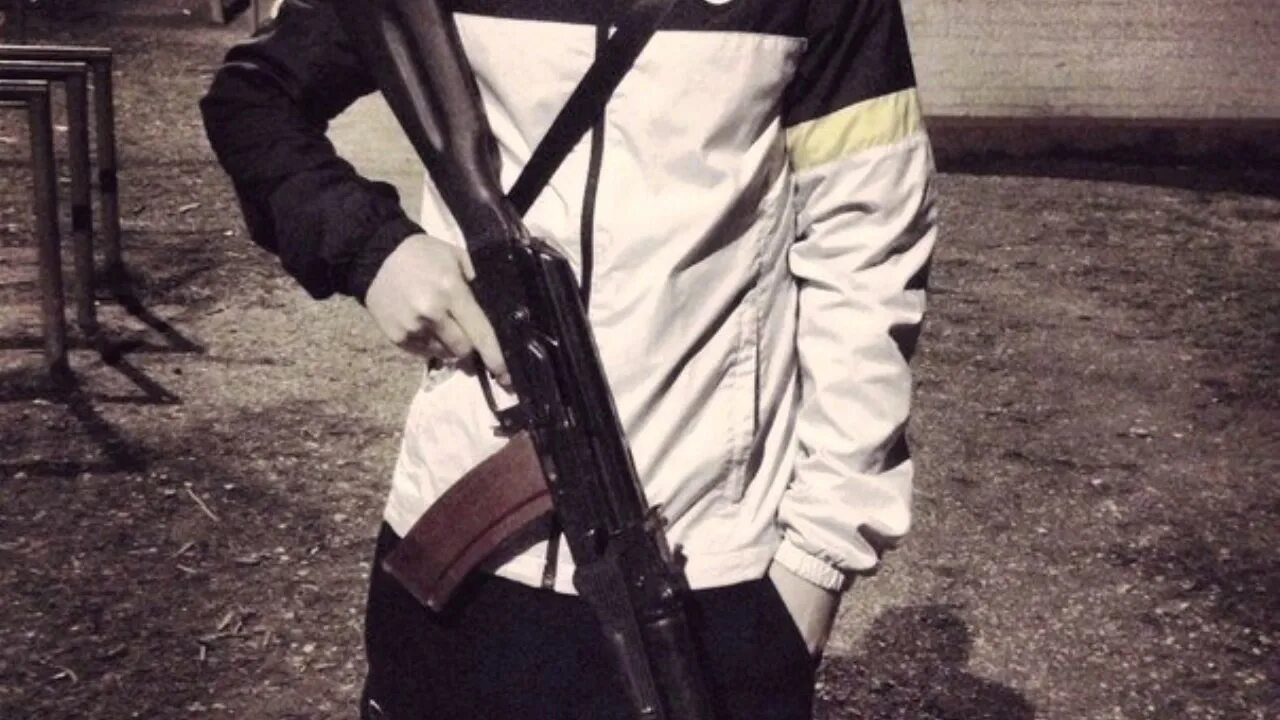 мужик с пистолетом. парень пулемет. накаченный десантник. мужчина с оружием. парень пулемет.