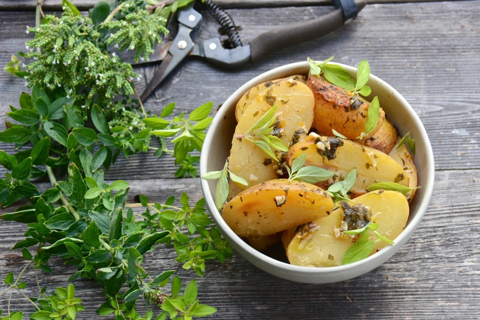 Постный салат с картошкой. Как порезать картофель по деревенски фото. Картофель постный рецепт. Картофель по деревенски. Картошка с грибами.