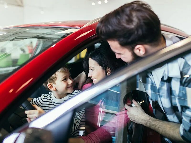 Go on car. Семья в машине. семья покупает автомобиль. new car family. семейный автоквест.