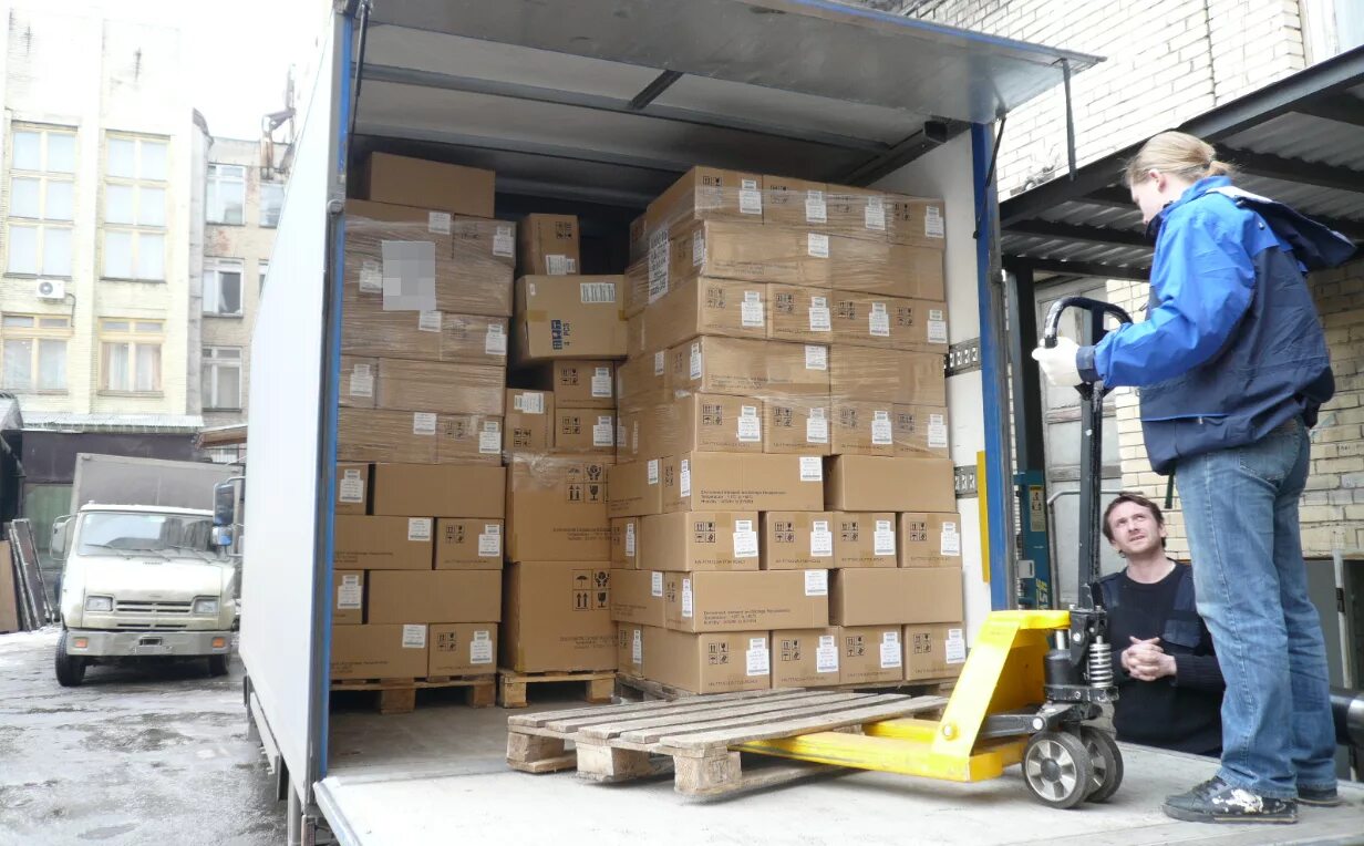 Тарно-упаковочные и штучные грузы. Склад с китайской продукцией. Склад с коробками. Разгрузка, погрузка товара. Отправка товаров со склада.