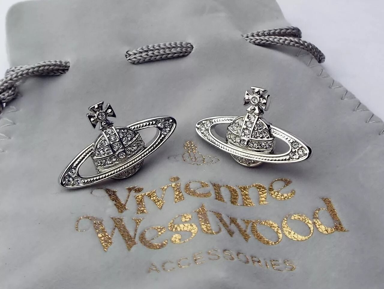 «Vivienne Westwood украшения Vivienne. Vivienne Westwood украшения жемчуг. Vivienne Westwood Mini bas Relief Earrings. Жемчужный браслет Vivienne Westwood.