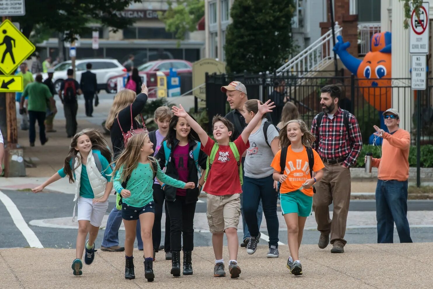 Walking bus. Jaunt fun bus. Лагерь ок крик. Walking in school. Шагающий автобус рисунок.