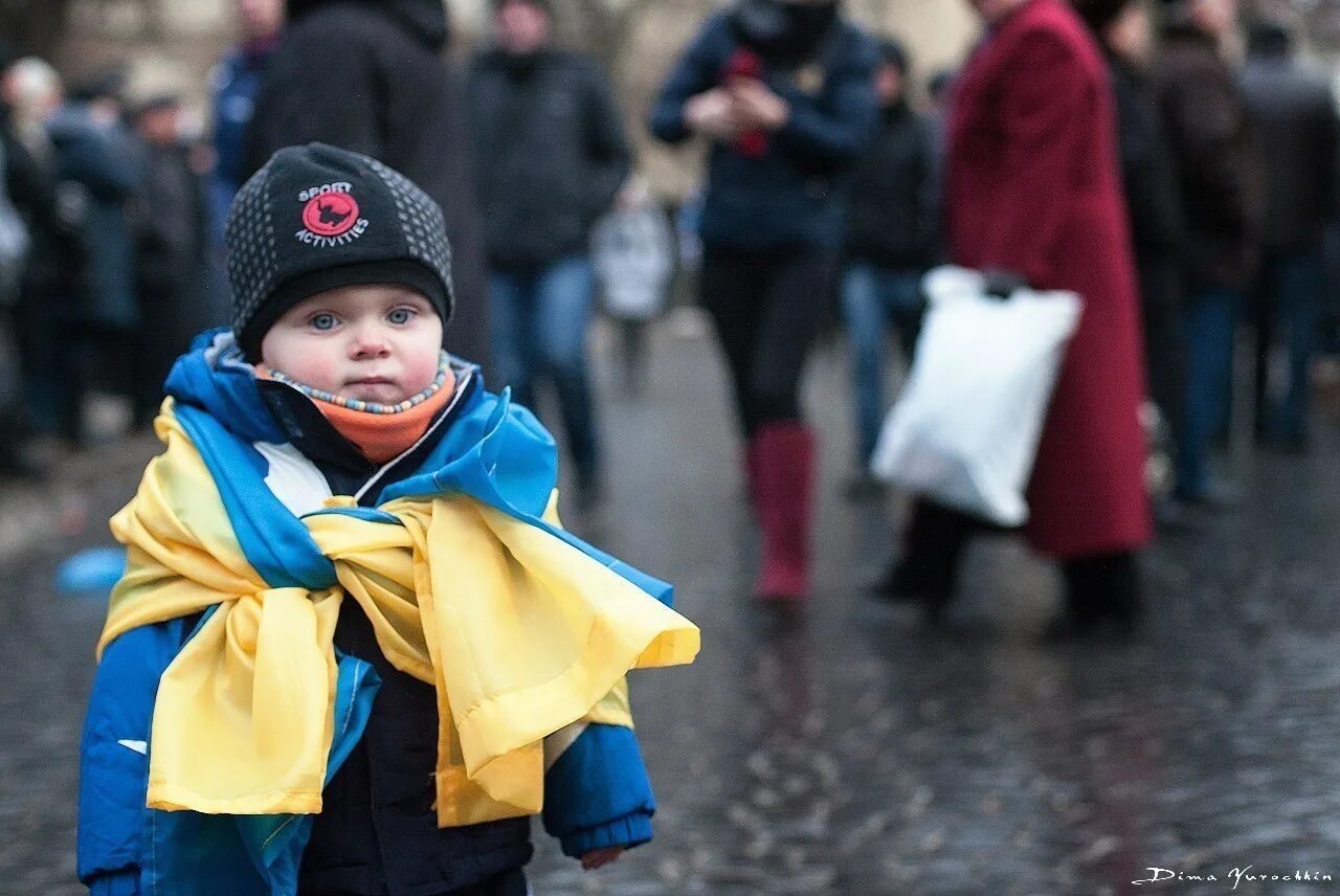 Фото детей украины. Дети Украины. Майдан дети. Украинцы дети. Ребенок с флагом Украины.
