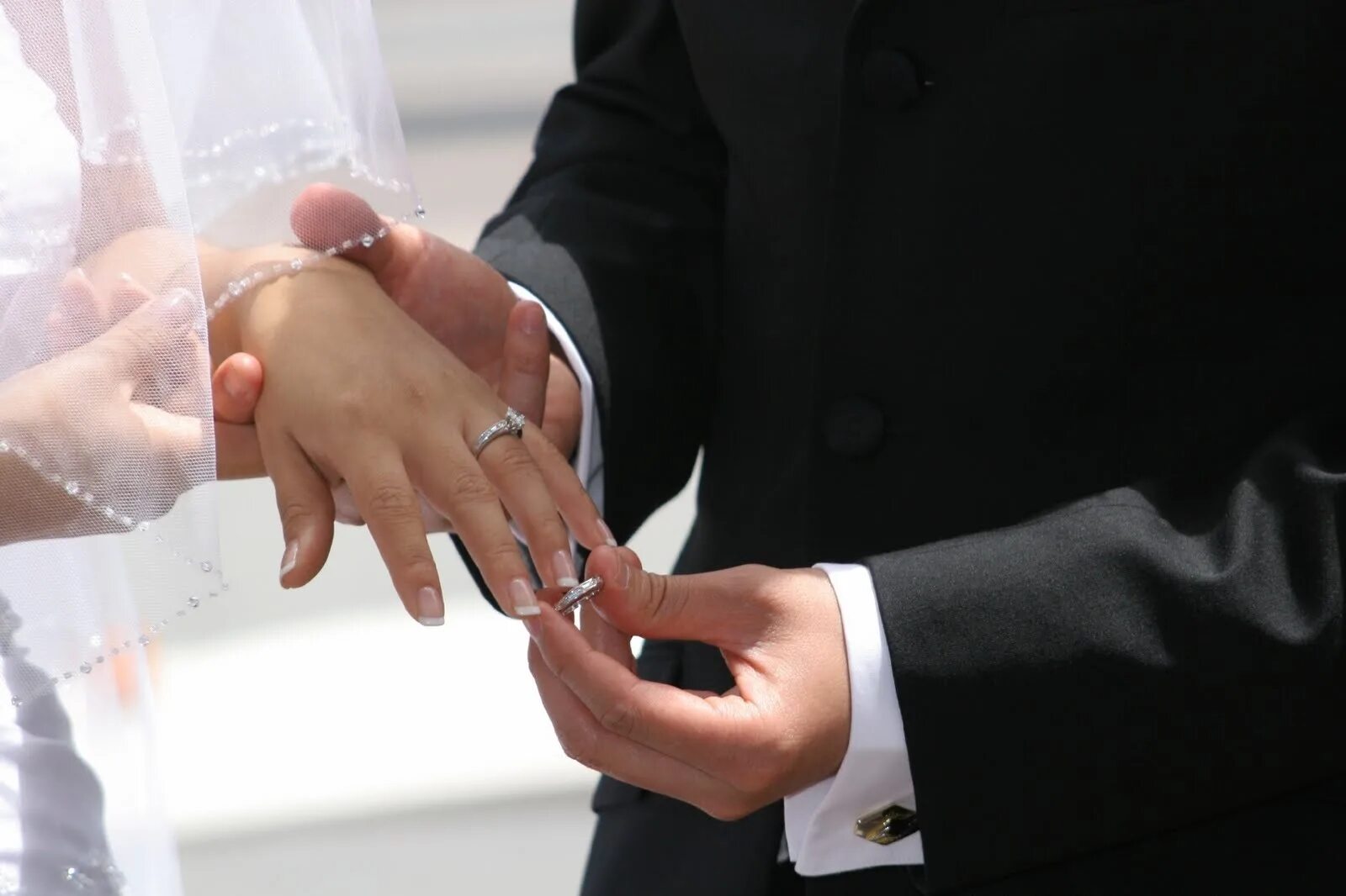 Вступление в брак. Обручальные кольца на руках. Кольца жениха и невесты. Свадьба руки с кольцами. Вступление в брак с заключенным