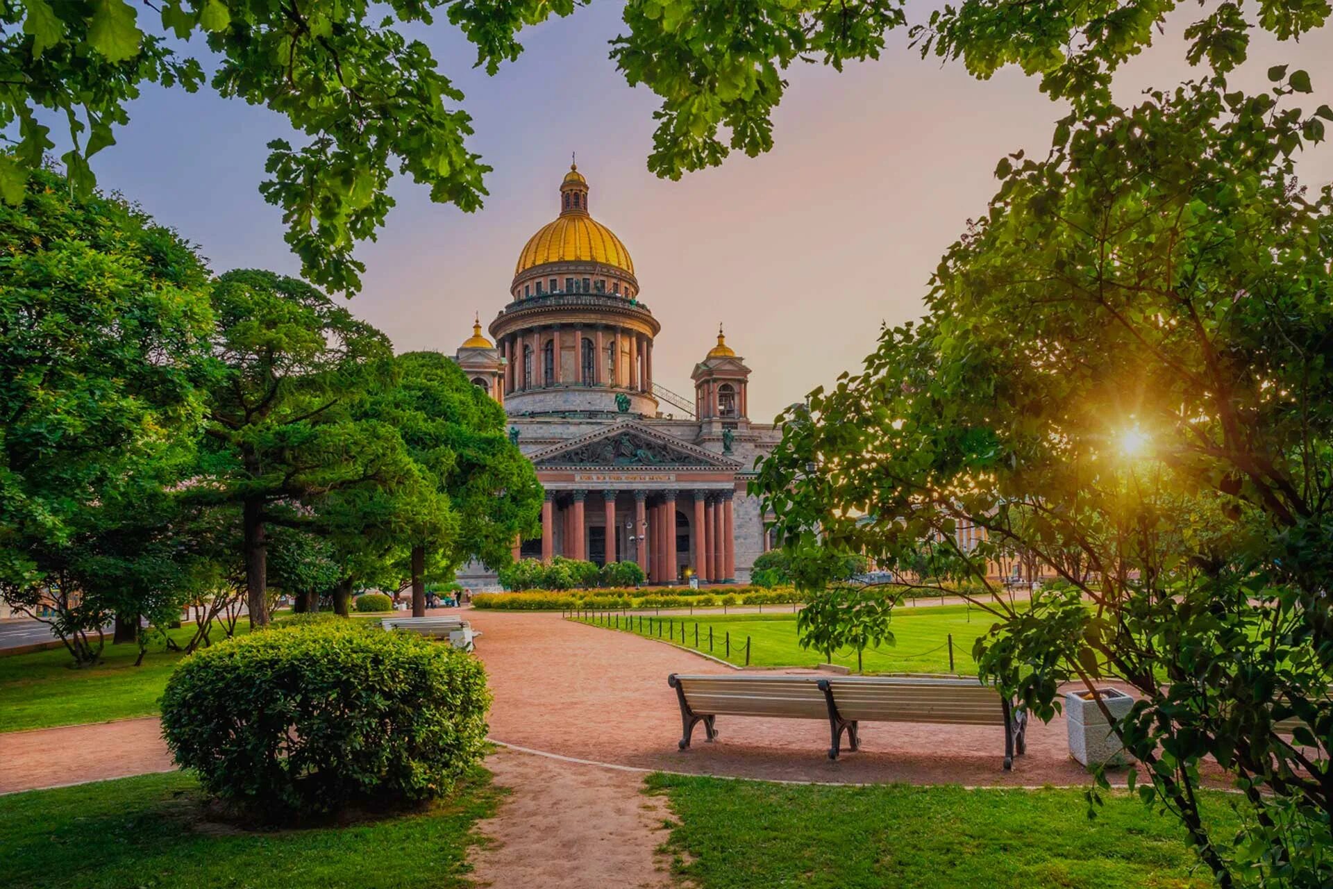 вид на исаакиевский собор с мойки. набережная петербурга. вид с набережной макарова. прогулки по санкт-петербургу. питер туризм.