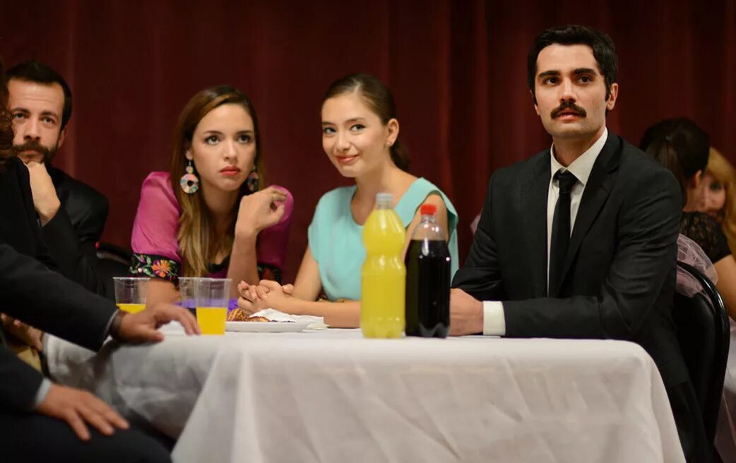 Два лица стамбула на русском языке. Два лица стамбула сериал. fatih harbiye турецкий сериал. турецкий сериал 2 лица два лица стамбула. два лица 22 стамбула сериал.