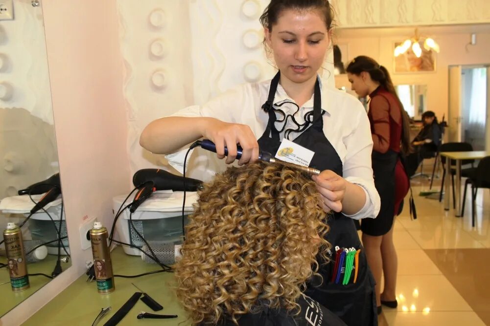 парикмахер на роликах шоу. фото на тему профессия парикмахер.