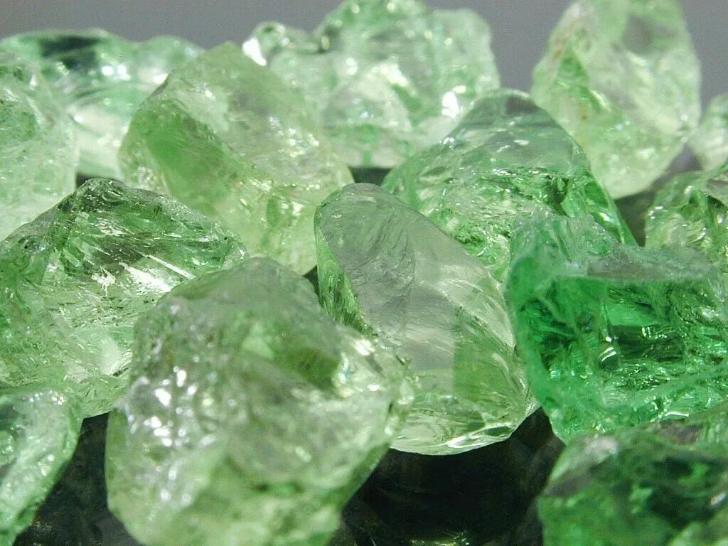 Зеленый Дрезденский Алмаз. Хризолит кварц. Зеленый камень полудрагоценный изумруд. Гроссуляр демантоид.