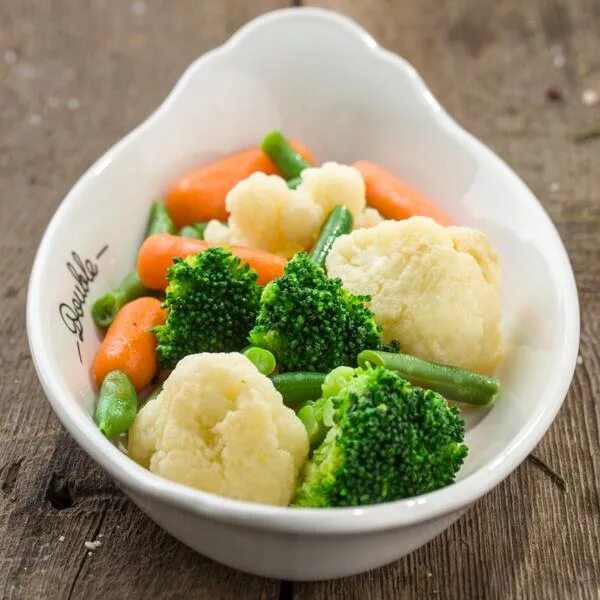 Тушеная брокколи с овощами. Овощная смесь с цветной капустой. Брокколи цветная капуста морковь. Гарнир из овощей. Гарнир из цветной капусты.