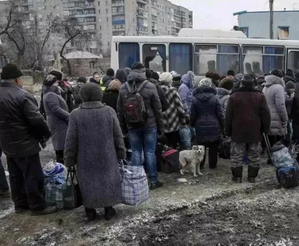 Беженцы с Донбасса в Ростовской области. Донецк эвакуация. Эвакуированные из Донбасса. Эвакуация жителей Донбасса.