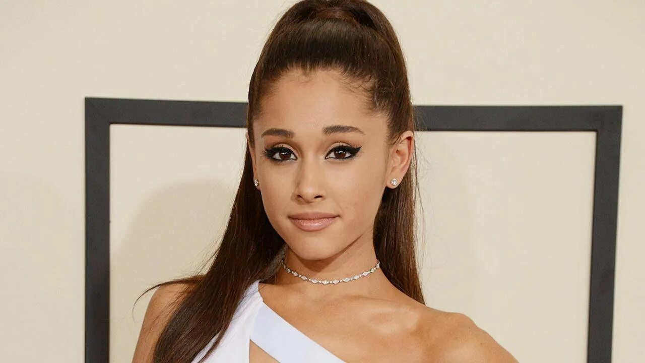 Muy grande grande. Muy grande grande. Muy grande grande. Ariana grande 2021. Ariana grande.