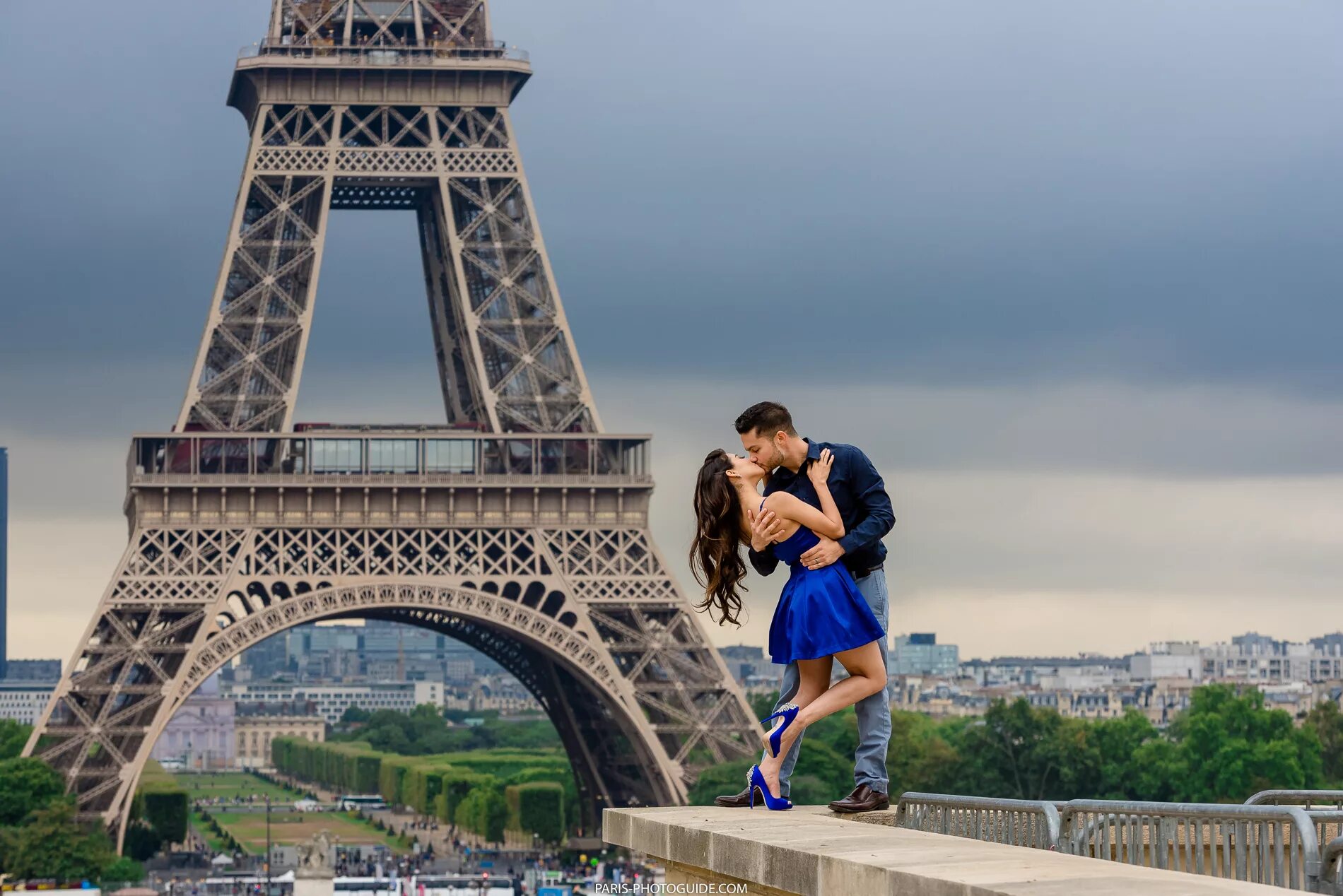 Эйфелева башня в Париже. Эйфелева башня в Париже фото. На фоне Эйфелевой башни. Фотосессия в Париже.