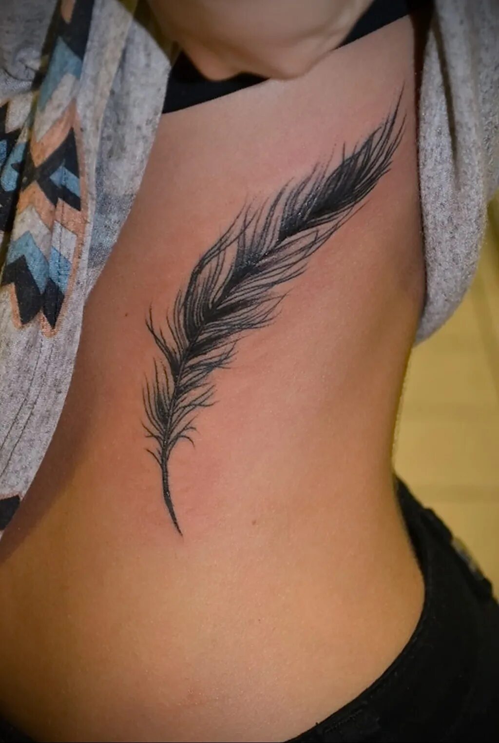 татуировка перо на запястье. тату перо. тату перо для девушек. тату перо с птицами. тату перо цветное.