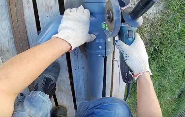 Крепление водостока из канализационной трубы. Водосточная система из труб пвх 110. Ливневка из 110 трубы. Водосток из канализационных труб 110. Крепление водостока из канализационной трубы.