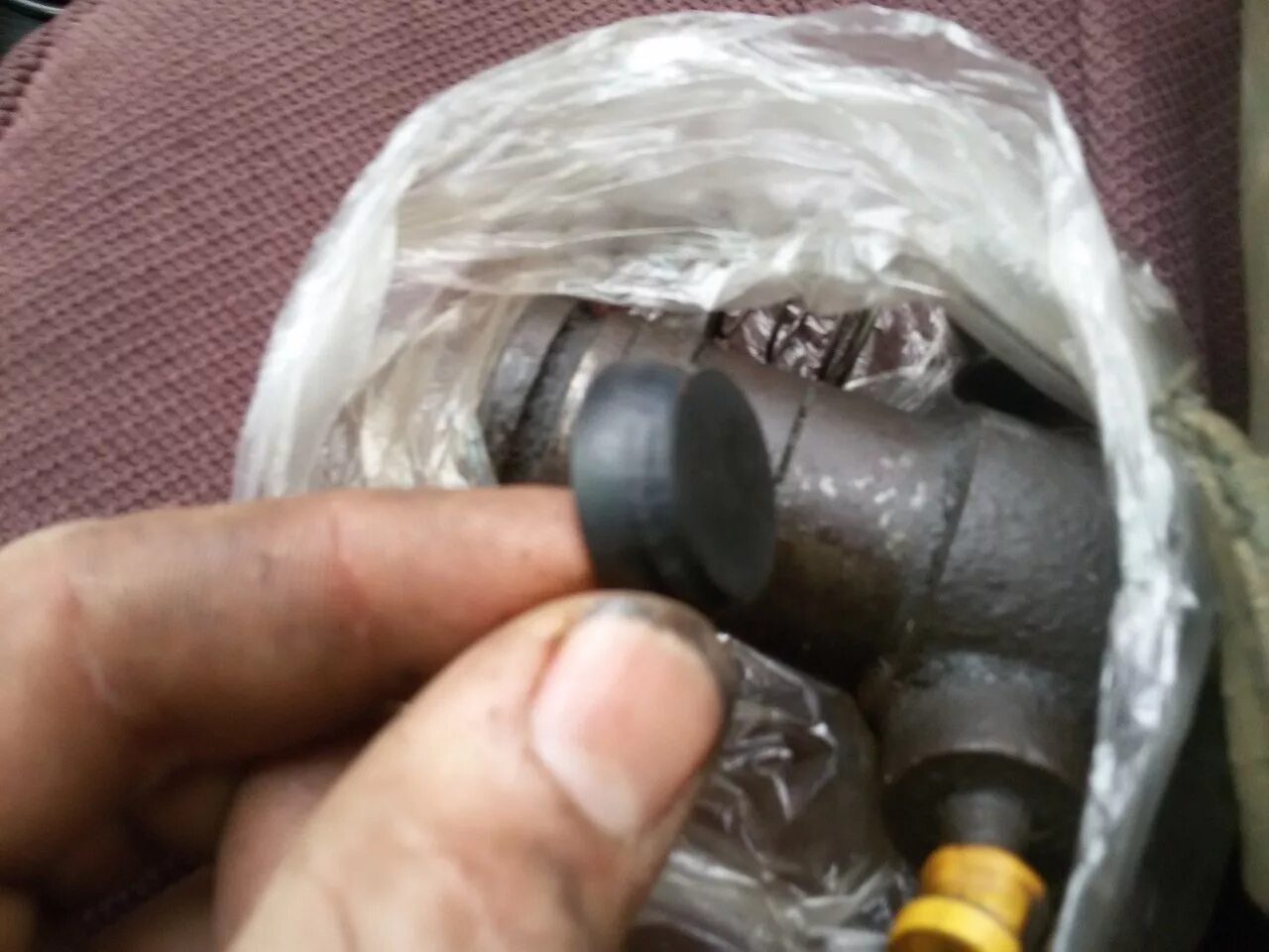 Рабочий цилиндр сцепления w124. Потек рабочий цилиндр. Потек рабочий. Гцс опель фронтера а. Цилиндр сцепления мерседес 124.