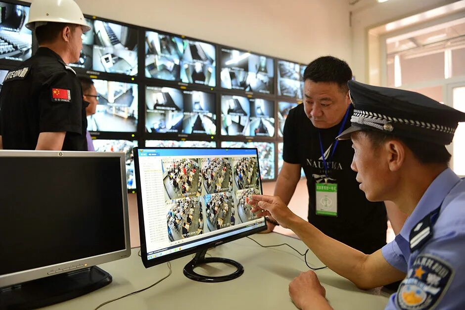 Украсть китай. Интернет полиция Китая. Китайские полицейские компьютер. Интернет полиция. Система распознавания лиц в Китае.