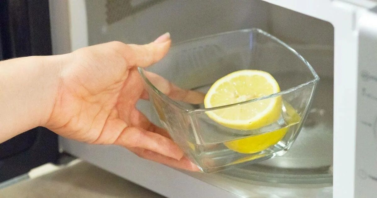 Как почистить микроволновку лимоном. Очищение микроволновки лимоном. Отмыть микроволновку лимоном. Лимонный сок в микроволновке. Лимонная кислота для микроволновки.