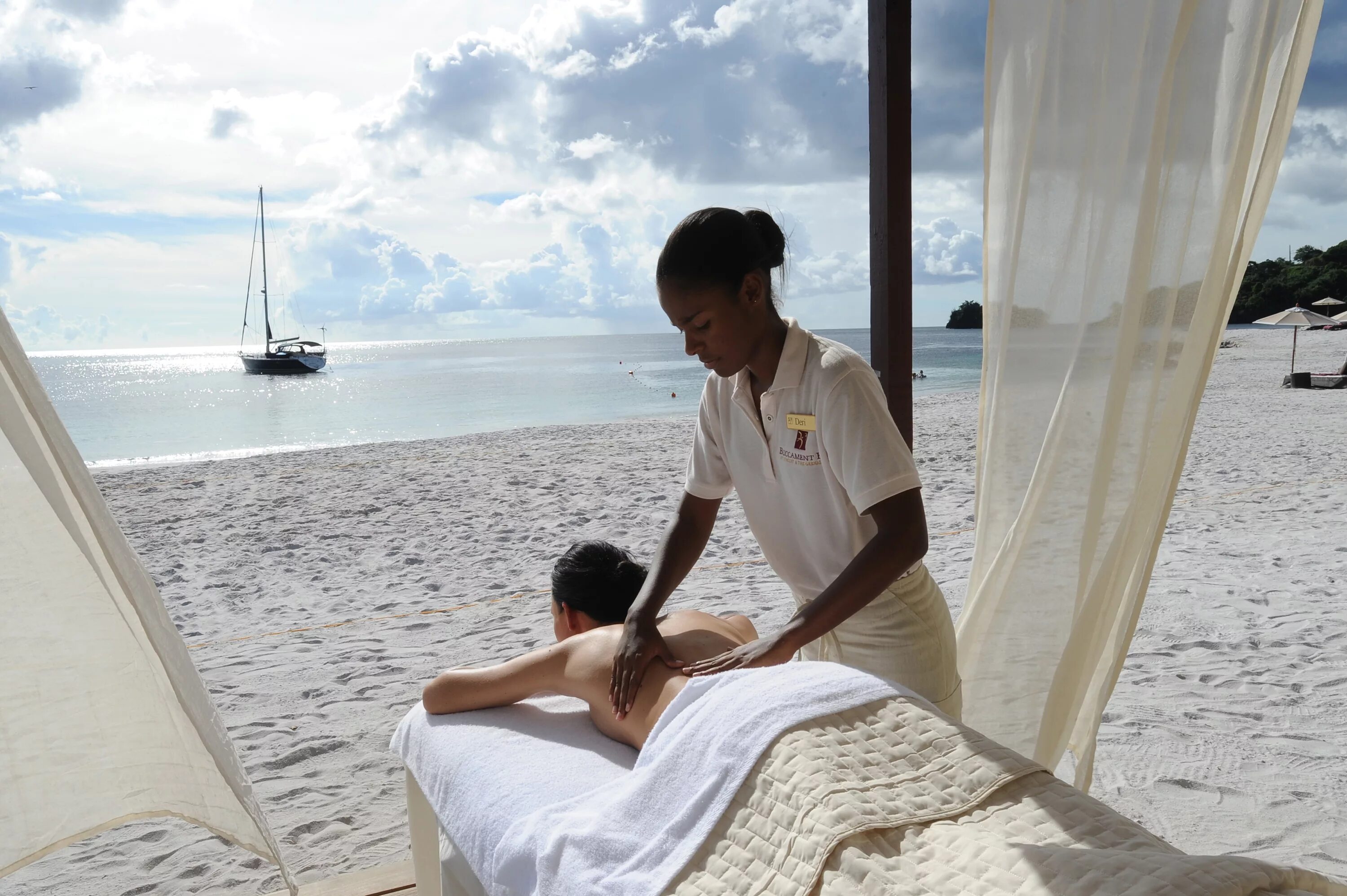 Beach massage. Массаж на море. Деревянный стол массаж пляж. Pain Bay Holiday Resorts and Spa фото. Senta the Resort Spa.