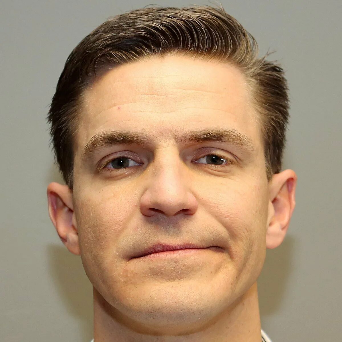 Презрение эмоция. Женщина с презрительным лицом. Презрение на лице. Чувство презрения. Презрение на лице.